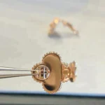 CLOVER MEDIUM 1 MOTIFS GRAY MOP DIAMOND EARRINGS - Image 6