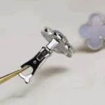 CLOVER MEDIUM 1 MOTIFS WHITE MOP EARRINGS SILVER - Image 4