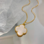 CLOVER 25MM MOP LARGE PENDANT NECKLACE - Image 3