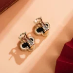 CLOVER MEDIUM 1 MOTIFS ONYX STUD EARRINGS - Image 3