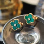 CLOVER MEDIUM 1 MOTIFS MALACHITE DIAMOND EARRINGS - Image 5