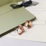 CLOVER MEDIUM STUD EARRINGS - Pink Gold