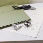 CLOVER MEDIUM STUD EARRINGS - Silver