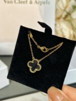 CLOVER ROCK CRYSTAL ROSE GOLD NECKLACE - Image 4
