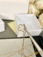 CLOVER ROCK CRYSTAL ROSE GOLD NECKLACE - Image 5