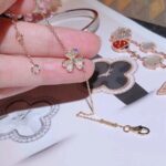 FRIVOLE GOLD FLOWER DIAMOND BRACELET - Image 4