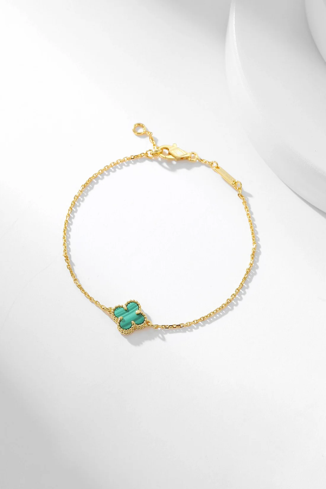 13336151654329004_1b1c341b-8bac-4079-b98a-ddfa51e1be92.webp CLOVER BRACELET MALACHITE 1 MOTIF - Gold - Image 1