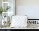 CHANEL 25S FLAP BAG 18 CM IN WHITE LAMBSKIN WITH GOLD HARDWARE - Image 4