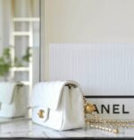 CHANEL 25S FLAP BAG 18 CM IN WHITE LAMBSKIN WITH GOLD HARDWARE - Image 11