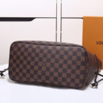 LV Neverfull MM Tote - Image 4
