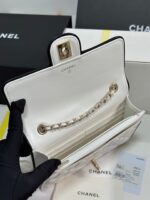 QUILTED FLAP BAG WITH BLACK TRIM 19 IN WHITE LAMBSKIN - Image 14