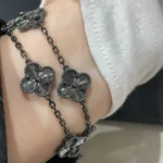 CLOVER 5 MOTIF BLACK BRACELET - Image 4