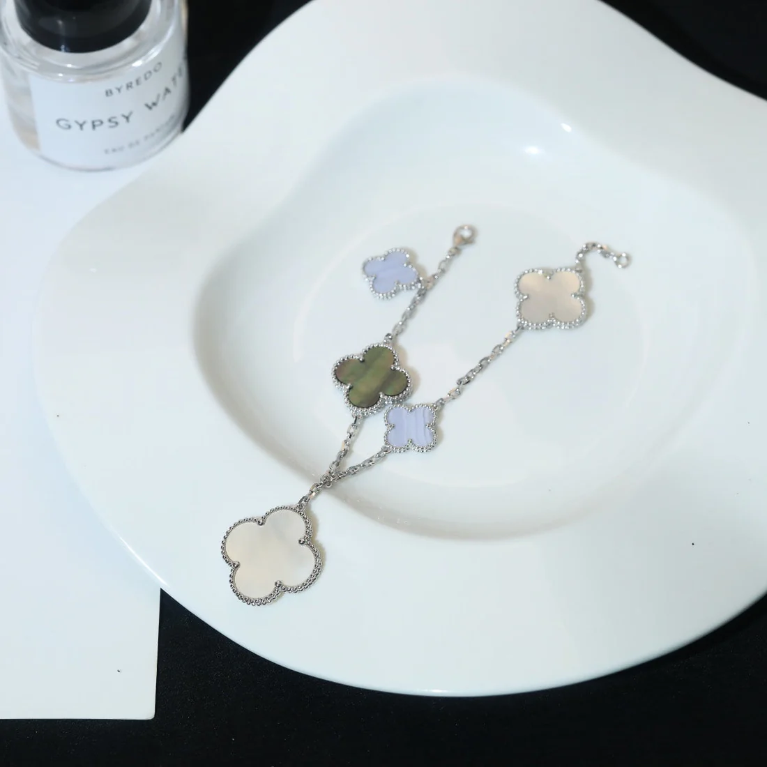 13304528495709021_611e8e09-ff47-4c2a-b93b-c09cd33c4b92.webp CLOVER BRACELET 5 MOTIFS MOP CHALCEDONY SILVER - Image 1