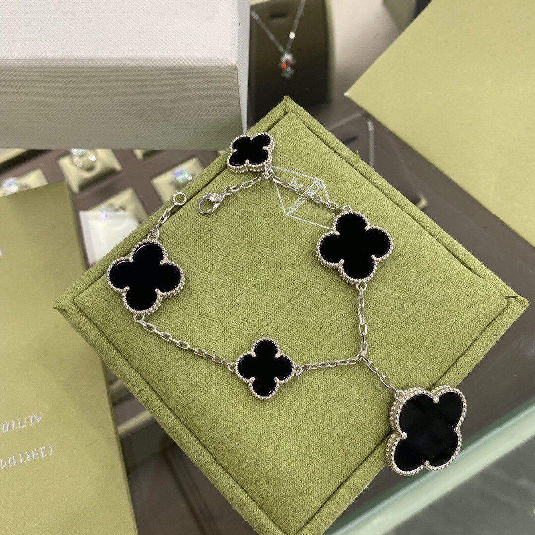 13309428257325911_73c69dad-2958-49c4-8769-f3dd01665296.jpg CLOVER 5 MOTIFS SIVLER ONYX BRACELET - Image 1