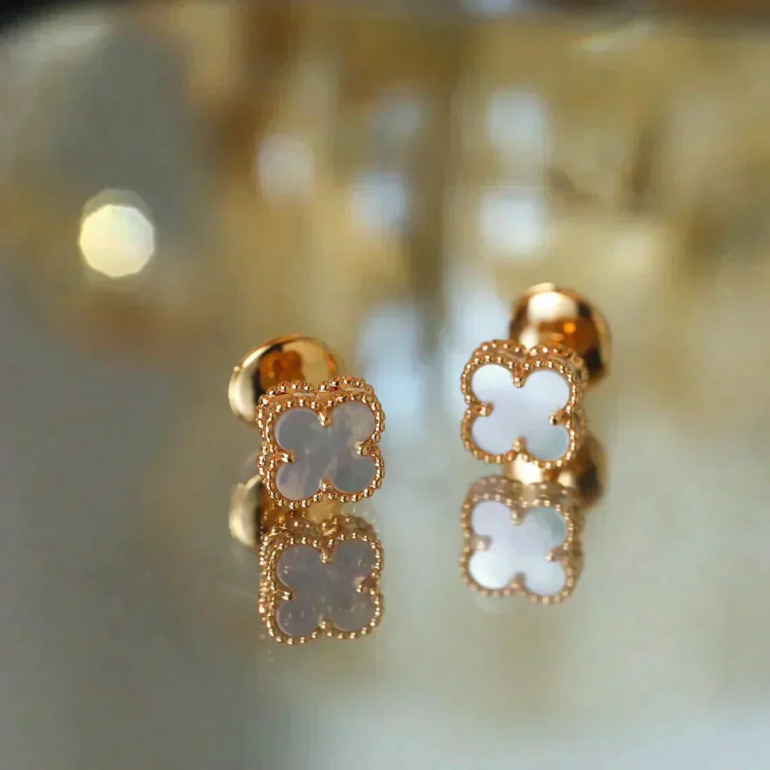 13311683454267207_2f492a5f-deb4-437e-88e8-3c15b57a32c3.webp CLOVER MINI 9.5MM WHITE MOP EARRINGS - Image 1