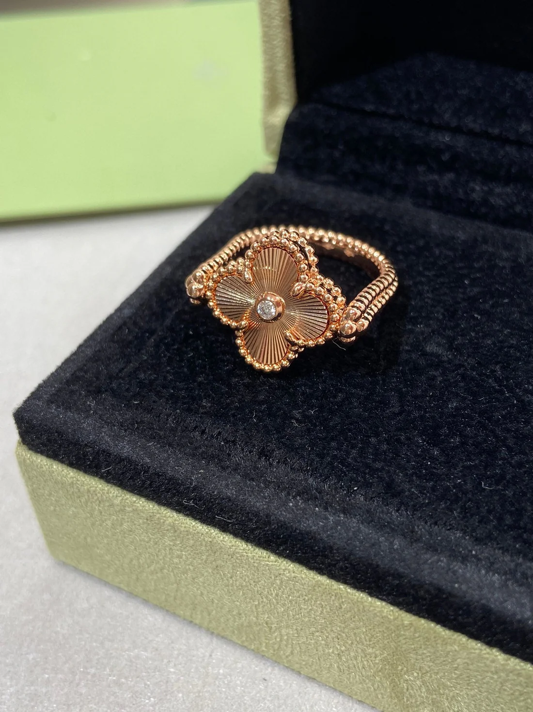 13335596048165435_6a0c1dd8-0749-49e4-8210-246d121cd8fb.webp CLOVER RIVERSIBLE ROSE GOLD RING - Image 1