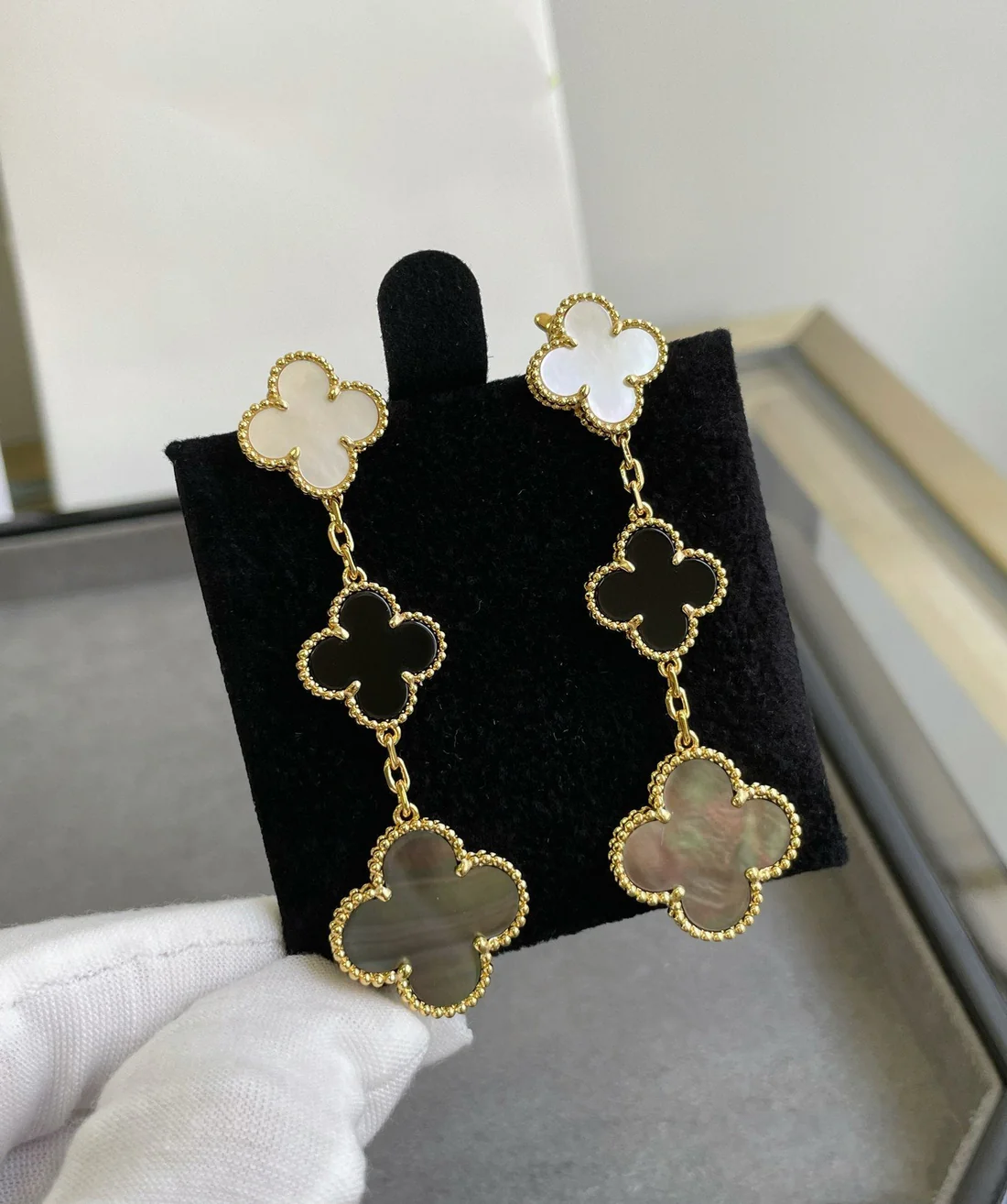 13340100371743022_f3dceaa7-64c2-4289-92b1-fefec6944b23.webp CLOVER 3 MOTIF MOP ONYX DARK MOP PINK GOLD EARRINGS - Image 1