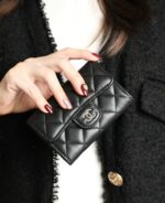 CC FLAP CARD HOLDER 11.3 BLACK CALFSKIN SILVER ICON - Image 3