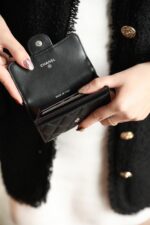 CC FLAP CARD HOLDER 11.3 BLACK CALFSKIN SILVER ICON - Image 4
