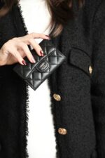 CC FLAP CARD HOLDER 11.3 BLACK CALFSKIN SILVER ICON - Image 16