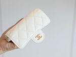 CC FLAP CARD HOLDER 11.3 WHITE GRAINED CALFSKIN GOLD ICON - Image 2