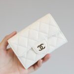 CC FLAP CARD HOLDER 11.3 WHITE GRAINED CALFSKIN GOLD ICON - Image 10