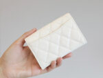 CC FLAP CARD HOLDER 11.3 WHITE GRAINED CALFSKIN GOLD ICON - Image 4