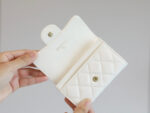 CC FLAP CARD HOLDER 11.3 WHITE GRAINED CALFSKIN GOLD ICON - Image 12