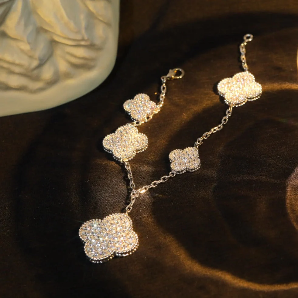 20220808_i1659943256_5800_1_jpg_bb2d5961-9782-4704-b781-ca084726674f.webp CLOVER BRACELET 5 MOTIF SILVER DIAMOND PAVED - Image 1