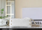 CHANEL 25S FLAP BAG 24 CM IN WHITE LAMBSKIN WITH GOLD HARDWARE - Image 7