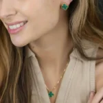 CLOVER MINI 9.5MM MALACHITE EARRINGS - Image 5