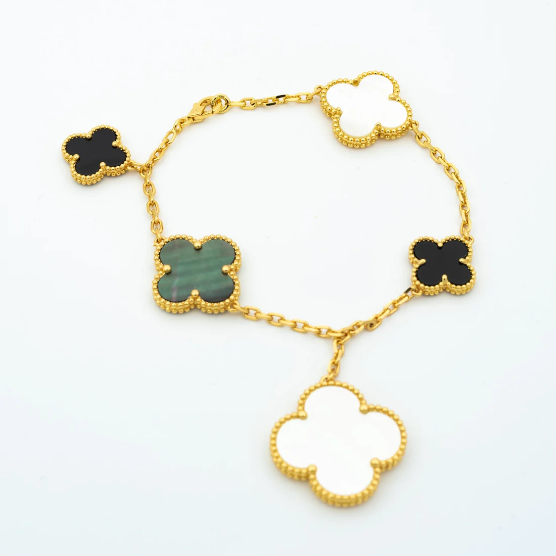 KH06468_fa6cecd7-9e46-429a-905a-482a89deb264.webp CLOVER BRACELET 5 MOTIFS ONYX MOP - Image 1
