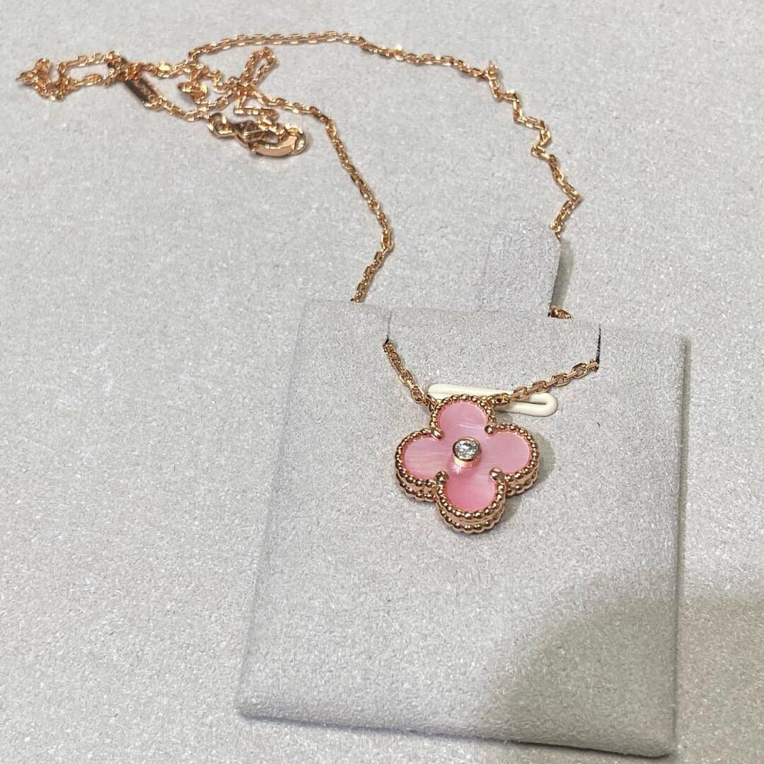 CLOVER 15MM DIAMOND PINK MOP NECKLACE CLOVER 15MM DIAMOND PINK MOP NECKLACE
