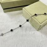 CLOVER 6 MOTIF ONYXS BRACELET