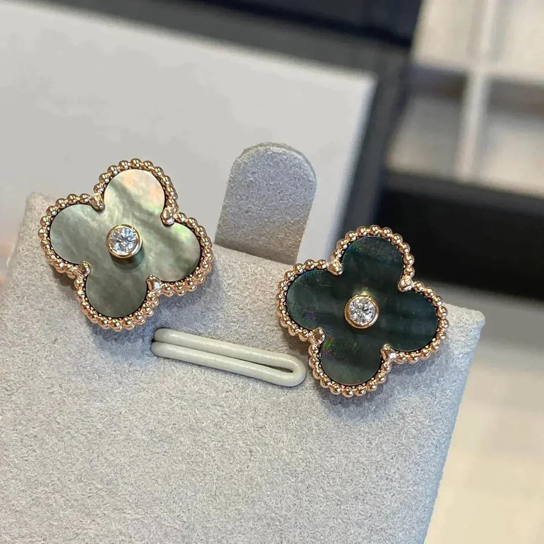 CLOVER MEDIUM 1 MOTIFS GRAY MOP DIAMOND EARRINGS CLOVER MEDIUM 1 MOTIFS GRAY MOP DIAMOND EARRINGS