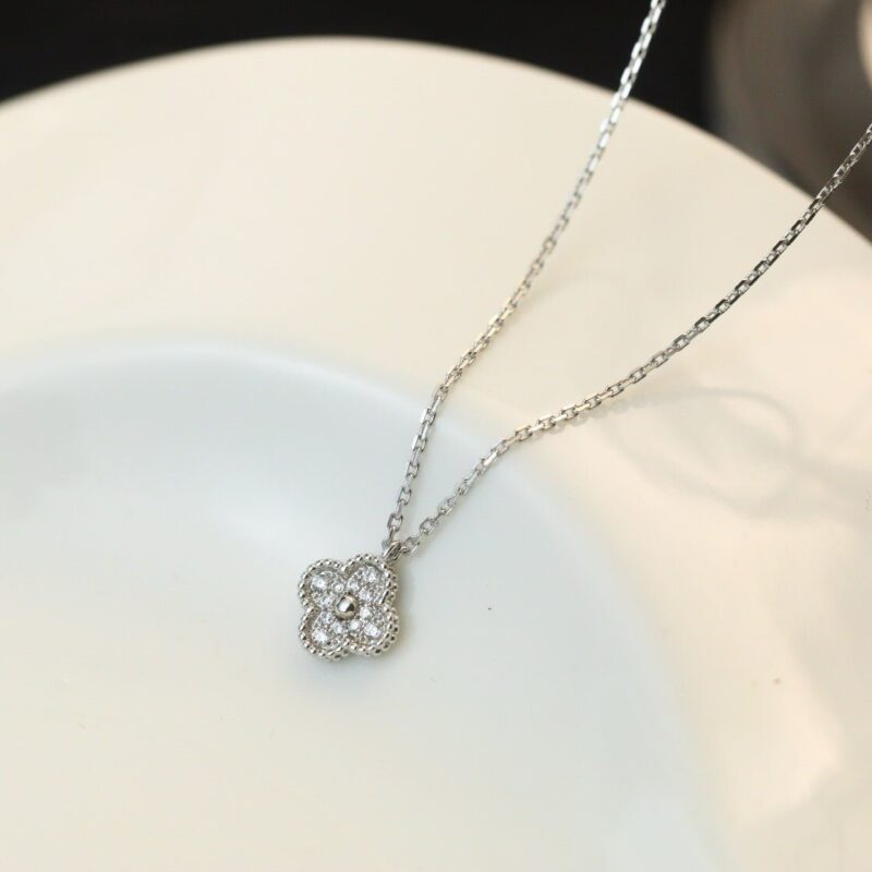 CLOVER MINI 9.5MM PENDANT DIAMOND NECKLACE