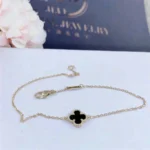 CLOVER ONYX SINGLE FLOWER BRACELET
