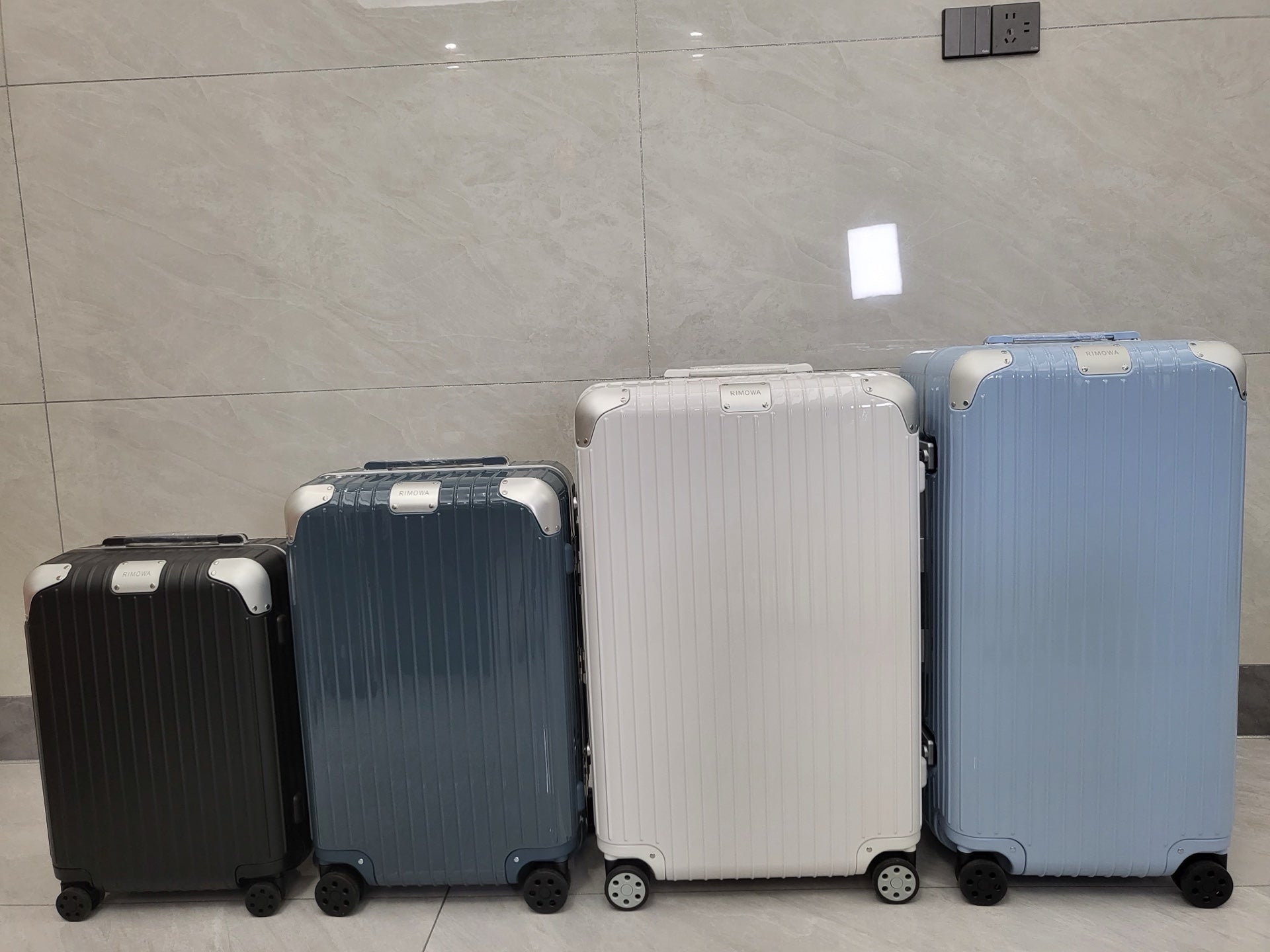 img_14723064_20251111_i1762844367352_345_0_0_jpg Rimowa 2025 Hybrid Suitcase Aluminum Polycarbonate 273794 - Image 1