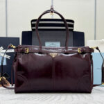 PRADA 25S BONNIE LARGE HANDBAG 38 IN BURGUNDY GLOSSY CALFSKIN GOLD HARDWARE - Image 10