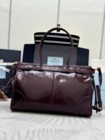 PRADA 25S BONNIE LARGE HANDBAG 38 IN BURGUNDY GLOSSY CALFSKIN GOLD HARDWARE - Image 2