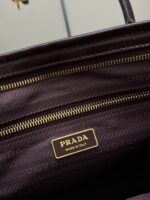 PRADA 25S BONNIE LARGE HANDBAG 38 IN BURGUNDY GLOSSY CALFSKIN GOLD HARDWARE - Image 9