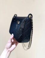 MESH POUCH 20 IN BLACK EFFECT LAMBSKIN WITH GOLD HARDWARE - Image 5