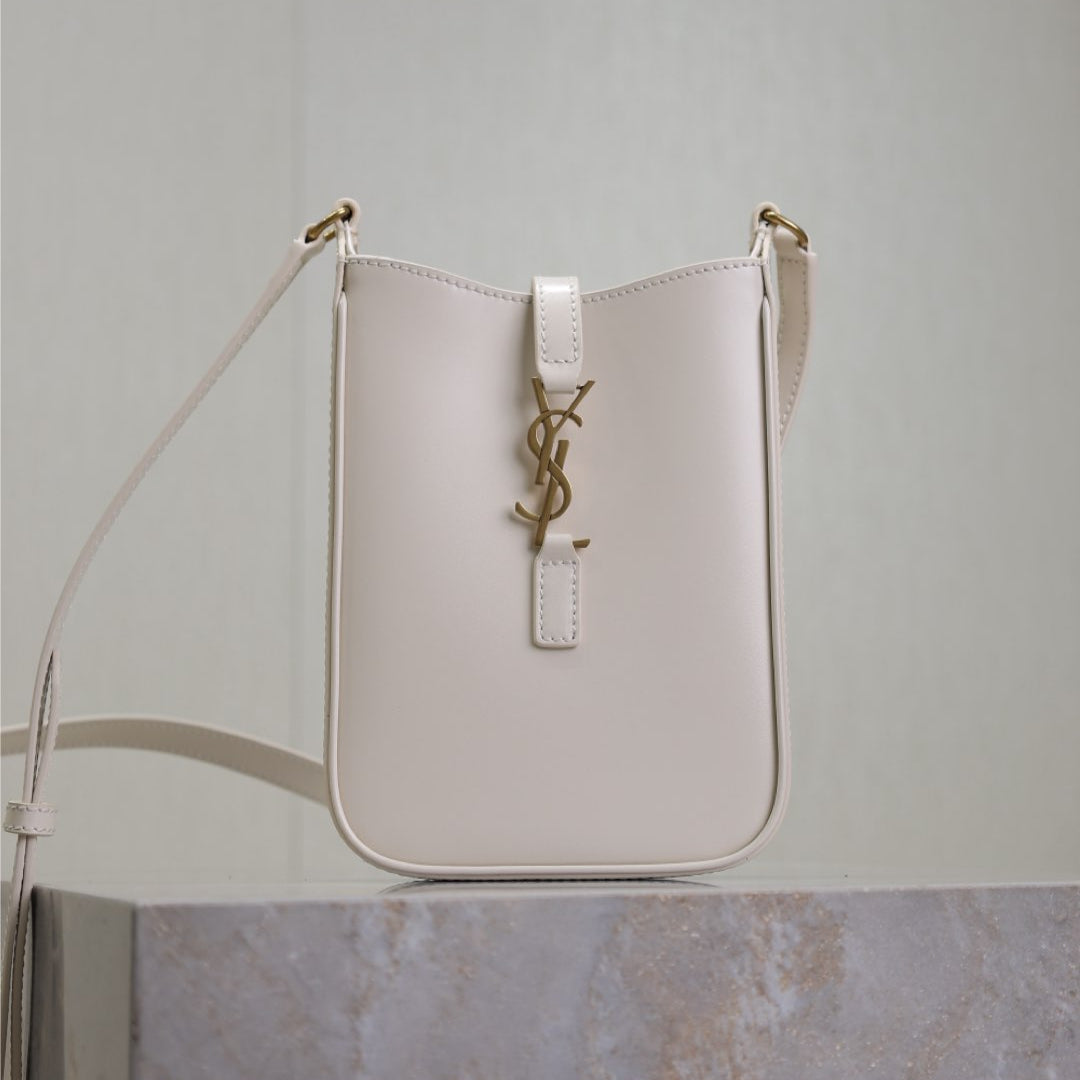 img_f8c0bdc9_20241220_1734679176_536_jpg LE 5 À 7 PHONE BAG 18 IN WHITE CALFSKIN - Image 1