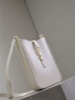 LE 5 À 7 PHONE BAG 18 IN WHITE CALFSKIN - Image 16