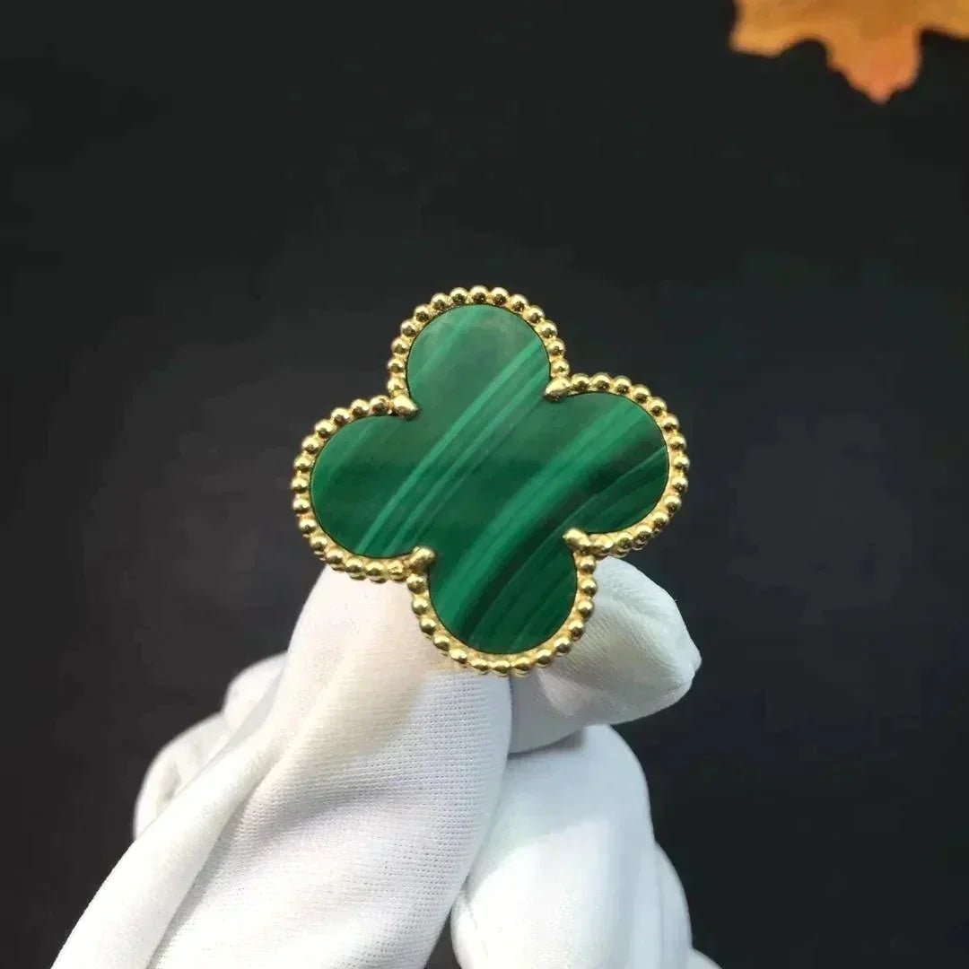 van-cleef-arpels-magic-alhambra-ring-yellow-gold-malachite-vcaro3av00-coral-2_21f5624e-fca6-4894-b88a-0576a30a50b0-1.jpg CLOVER MALACHITE RING - Image 1
