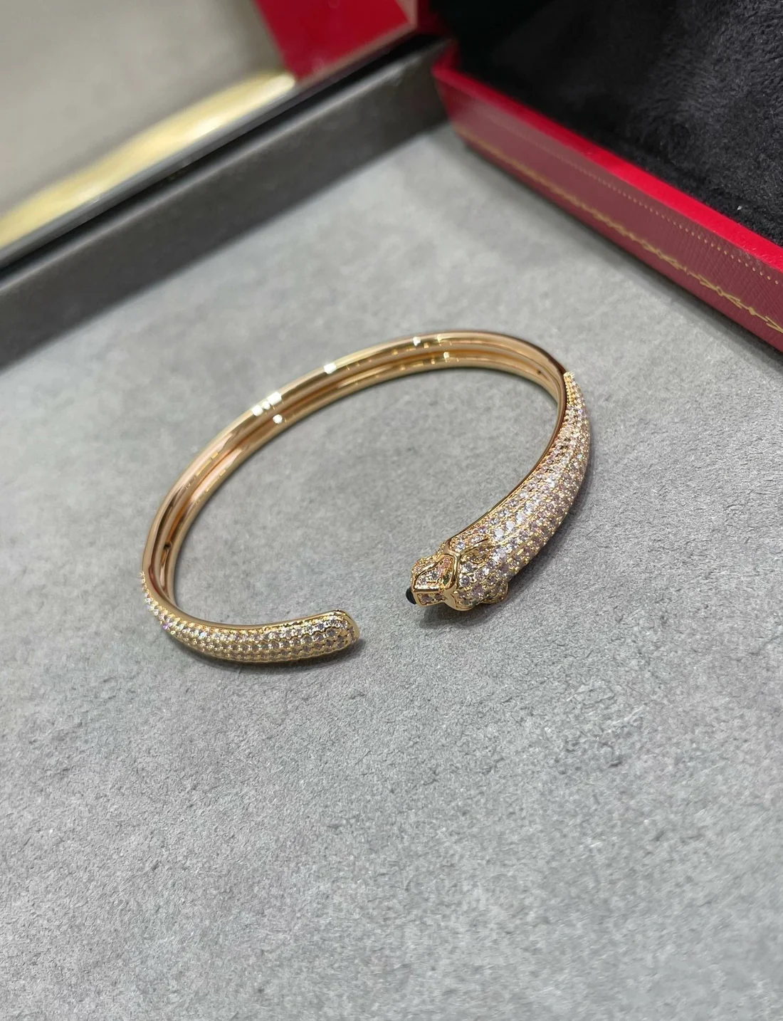 wsxc1700676435698_4_14510e29-f302-40d9-964a-fe0302a3f939.webp PANTHERE FULL DIAMOND OPEN BRACELET - Image 1